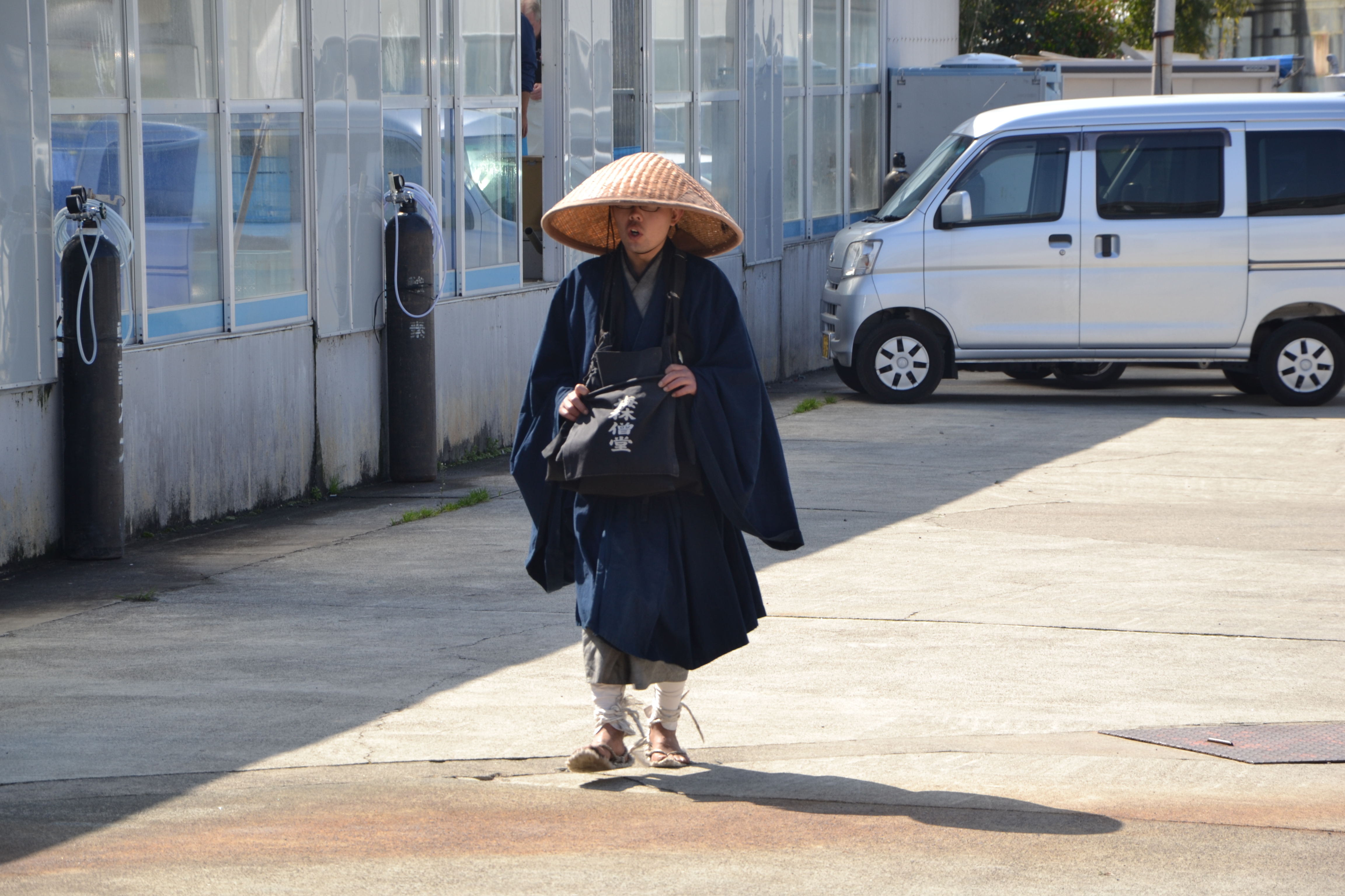 Japanischer Mönch bei der Ogata Koifarm