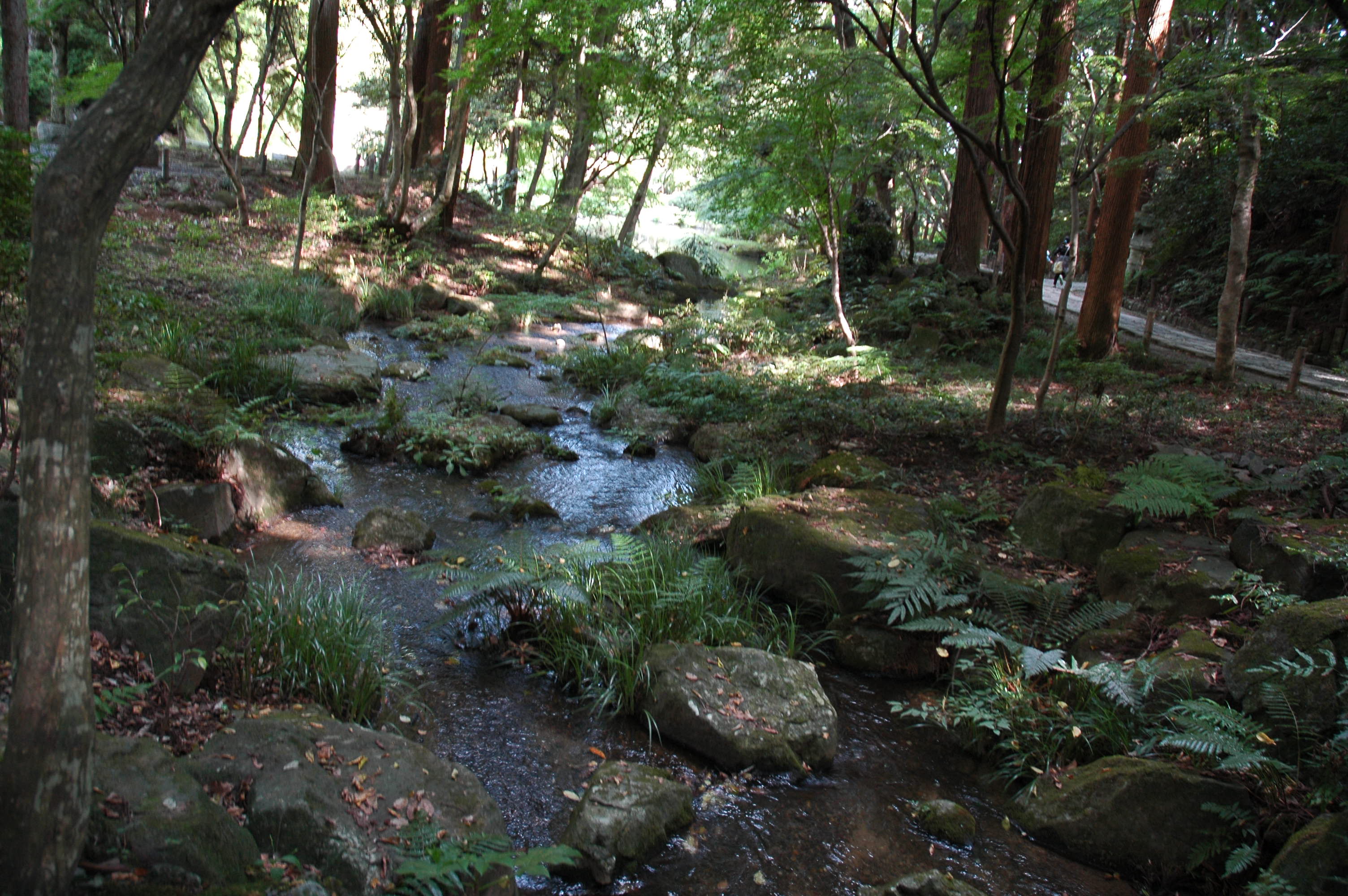 Natur pur: Bachlauf im Narita San Garten