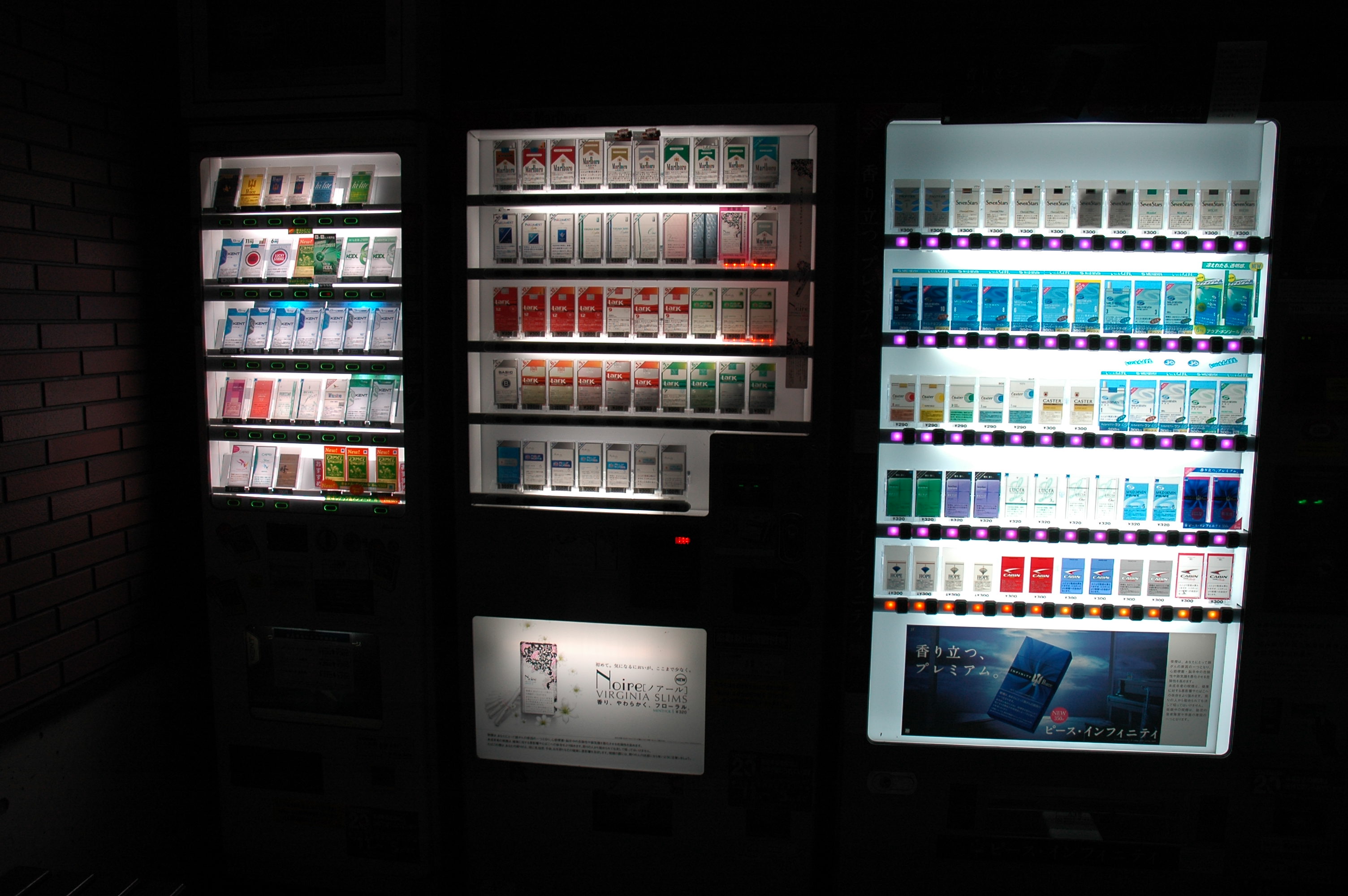 Getränkeautomat sind abend beleuchtet